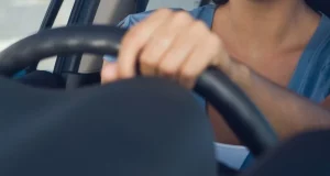 Cómo asegurar un coche con el volante a la derecha
