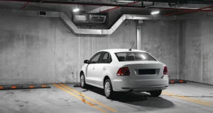 coche parado en el garaje
