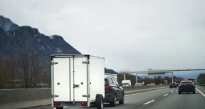 Remolques de menos o más de 750 kg: qué cambia en documentación, matrícula y seguro